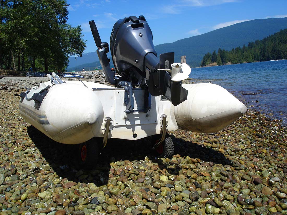 Launching wheels installed on the  transom of inflatable boat 