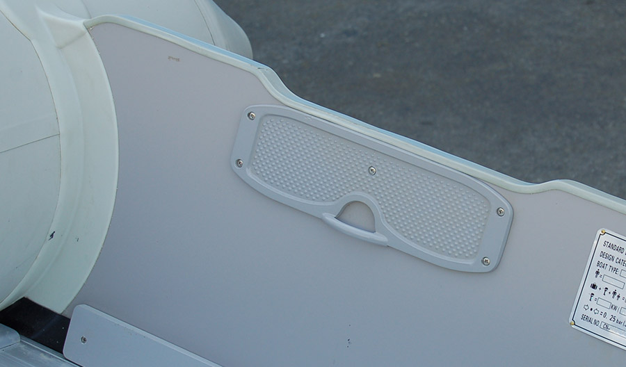 Outboard mouny plate for inflatable dinghy