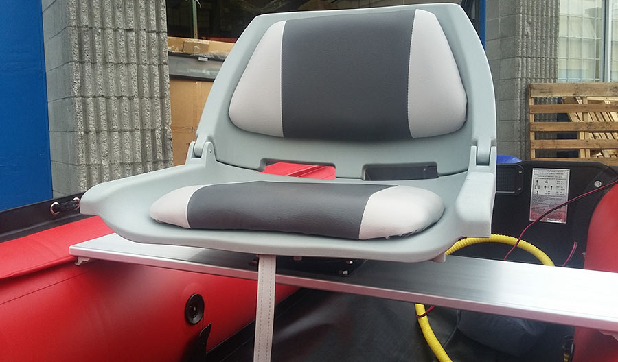 Boat swivel seat attached to inflatable boat bench seat